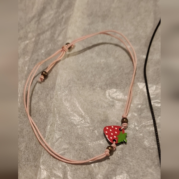 Lot of Girl's Jewelry Necklace and 2 Bracelets - Picture 4 of 4